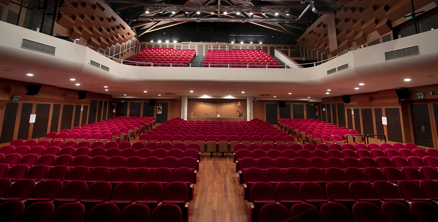 Vista interna del teatro. Foto di Katia Bonaventura